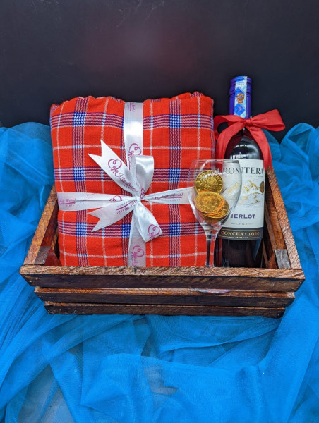 Blanket & Wine Gift Hamper 
